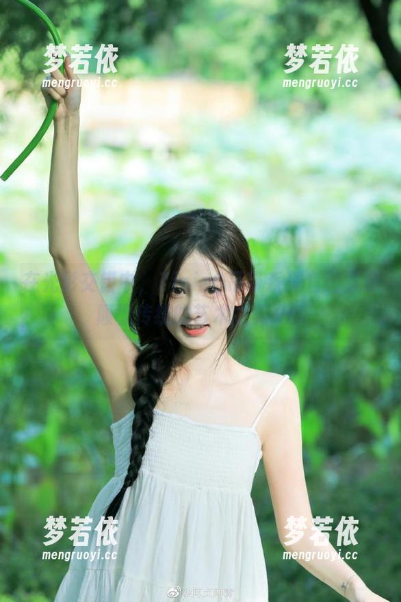 在光影交错中，ZinieQ吊带系列套图呈现颠覆传统的艺术之美.txt-梦若依