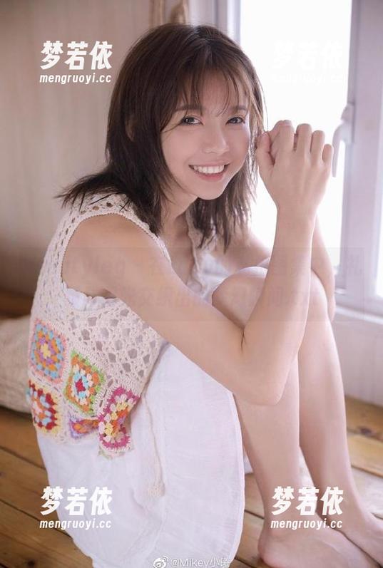 beautyleg - 在Lucy的私拍图集中，礼服与阳光交织出的梦幻瞬间.txt-梦若依