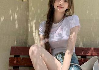 beautyleg - 小玲泳装写真独特图集，感受丝滑肌肤在阳光下的温柔与坚定.txt