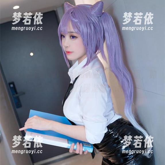 让人垂涎的miko酱ww最新灰丝套图，购图前请做好心理准备！.txt-梦若依