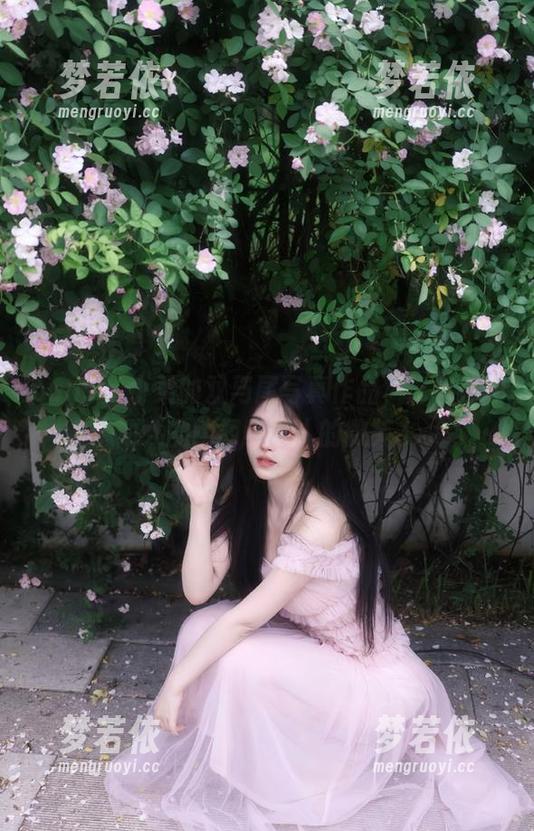 pans - 小柔的双马尾写真作品，记录每一个动人的瞬间与迷人的微笑.txt-梦若依