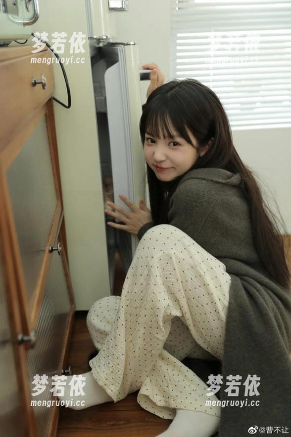 pans - 思妍修女最新写真，探索她的灵魂与外在的完美契合.txt-梦若依