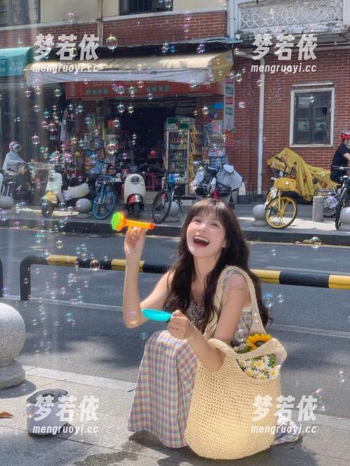 pans - 和李沫女友一起，下载她的写真，记录美丽瞬间.txt-梦若依