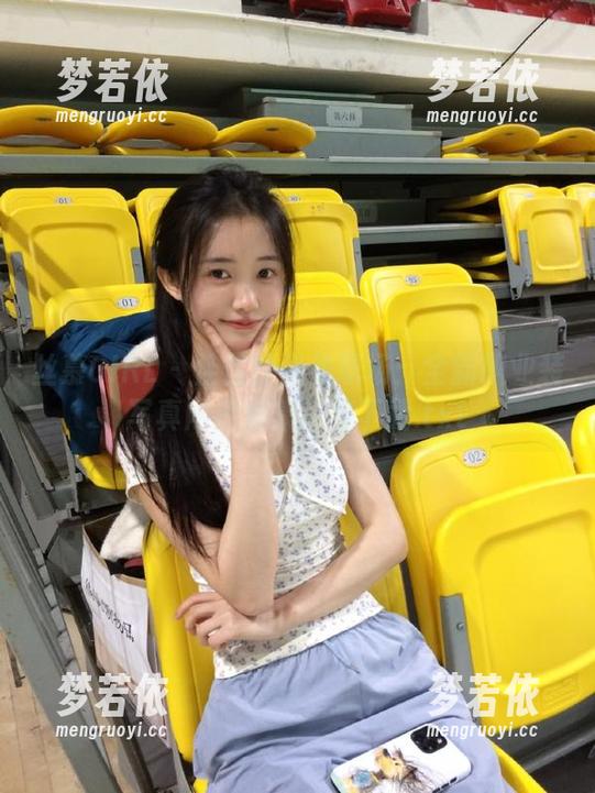 丝慕GIRL - 佳佳的优雅职场：全新职业装写真网盘合集等你下载.txt-梦若依