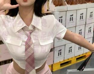 丽柜 - 触动心灵深处，尔尔写真更新带来全新感悟，邂逅玉足的每一个细节都不容错过.txt
