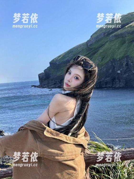 丽柜 - 红裙映衬下的心心：私房写真记录她最真实的情感与风格.txt-梦若依