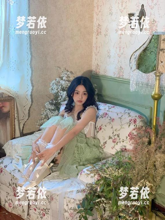 丽柜 - 跟着怡萱空姐最新作品集，体验空中优雅与地面搞笑的完美碰撞！.txt-梦若依