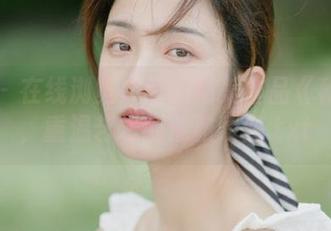 丽柜 - 在线浏览文芮的精美作品《秘书》，重温艺术的优雅瞬间.txt