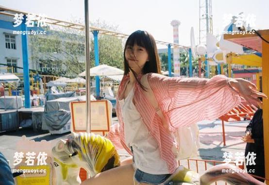 丽柜 - 晴晴牛仔裤主题写真合集：每一张图片都是潮流与个性的完美结合.txt-梦若依