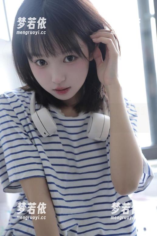 丽柜 - 柒柒甜美睡衣图集：细腻呈现她生活中的每个轻松瞬间合集.txt-梦若依