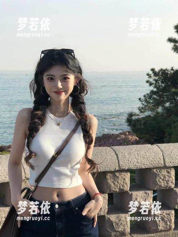 丽柜 - 探索王炜炜眼镜：高清分享她唯美写真中的无限创意与灵感.txt-梦若依