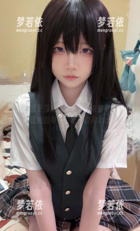 倾心于五更百鬼的温柔，独家壁纸合集展现她的每一个动人瞬间.txt-梦若依