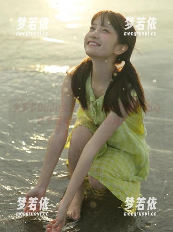 余多多Dudu女友写真：每一帧都是心动，快来观看她的迷人瞬间！.txt-梦若依