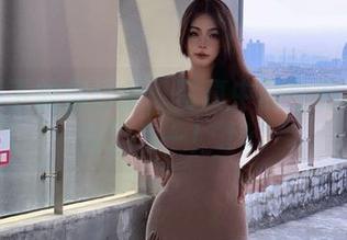 白衬衫下的你烨烨：写真中的优雅与时尚合二为一！.txt