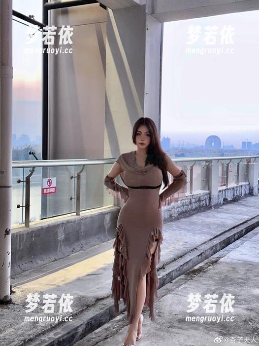 白衬衫下的你烨烨：写真中的优雅与时尚合二为一！.txt-梦若依