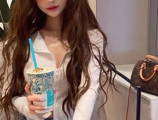 捕捉流光溢彩，佳佳好难啊少女的定制写真作品让你欲罢不能.txt