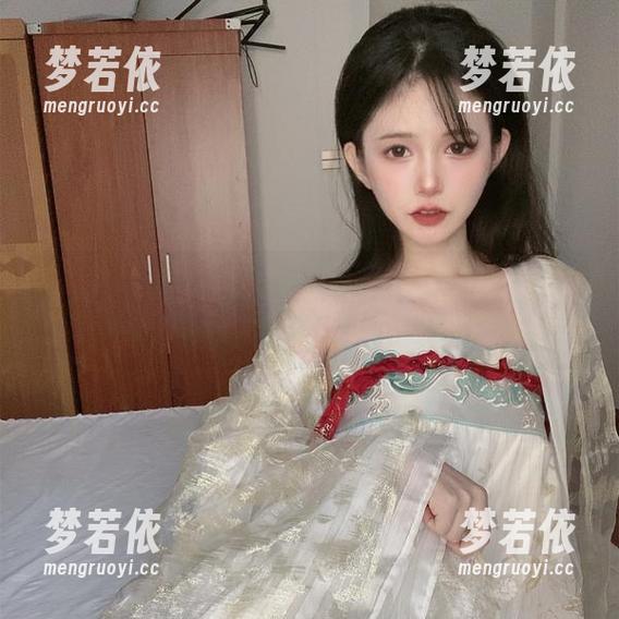 汉服与倦倦喵的奇妙碰撞：看看这组图集原图，你敢相信这是现实吗？.txt-梦若依