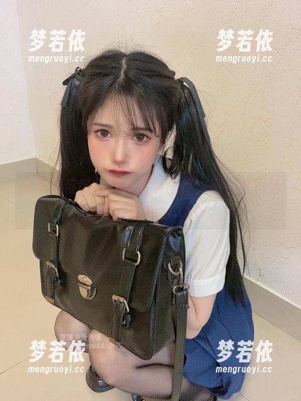 解锁倦倦喵露背裙高清图库，感受时尚与性感的结合.txt-梦若依