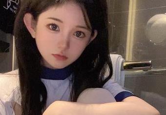 从黑白到高清：“倦倦喵”灰丝写真中的每一张图片都是心情的写照.txt