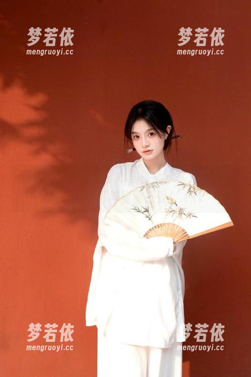 克拉女神 - 佳莹甜心写真集分享，带来满满的正能量与甜蜜感受！.txt-梦若依