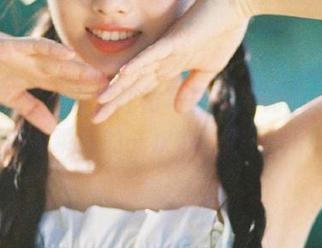 克拉女神 - 凌雪红裙写真如诗如画，观看美丽瞬间的一次心灵旅行.txt