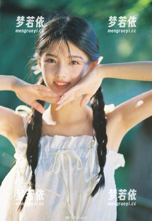 克拉女神 - 凌雪红裙写真如诗如画，观看美丽瞬间的一次心灵旅行.txt-梦若依