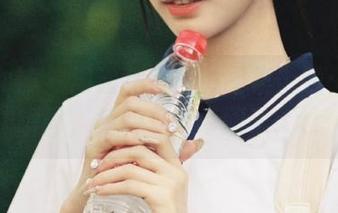 克拉女神 - 周迪女孩写真图集上线：浪漫瞬间，免费下载带回家.txt
