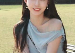 克拉女神 - 高清在线分享宋智珍泳衣写真，品味她的时尚与优雅风情.txt