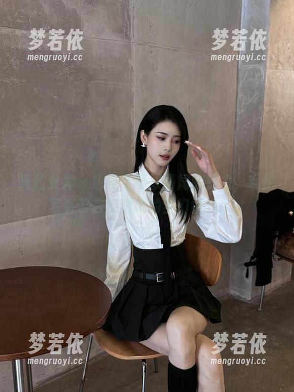 克拉女神 - 感受江琴双马尾的魅力，私拍写真带你走进她的梦幻世界.txt-梦若依