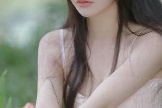 克拉女神 - 瑞莎学妹写真合集：展现灵动与优雅的魅力瞬间.txt