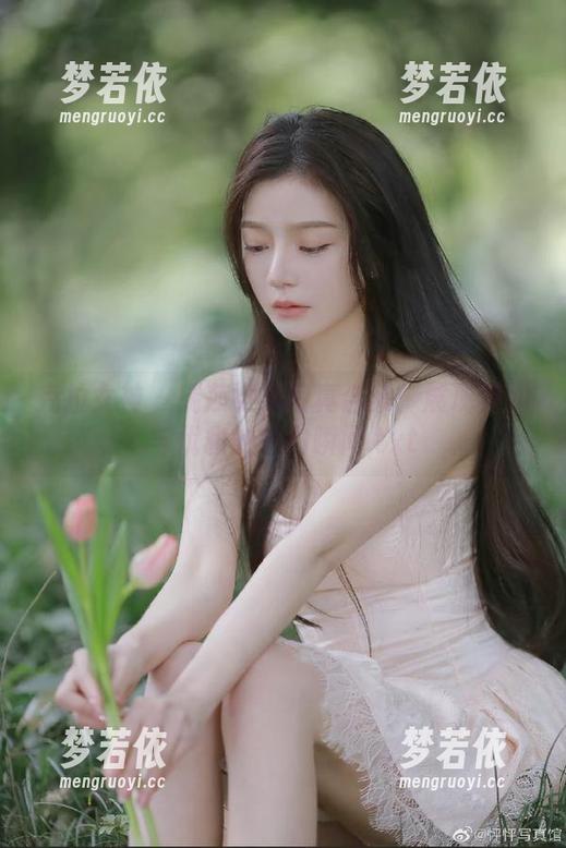 克拉女神 - 瑞莎学妹写真合集：展现灵动与优雅的魅力瞬间.txt-梦若依