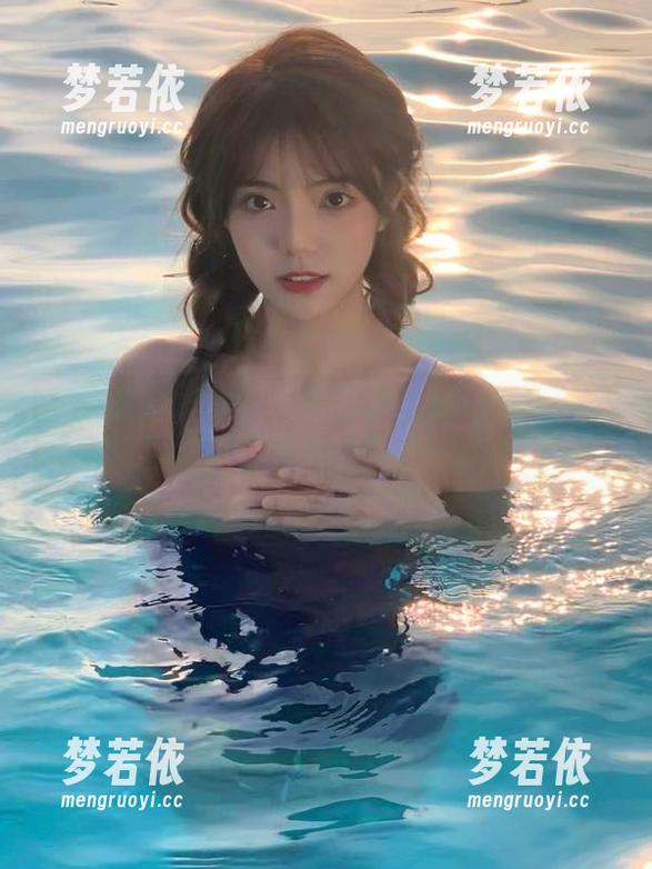 克拉女神 - 舒彤泳装图集曝光：原图中尽显夏季清凉与时尚态度.txt-梦若依