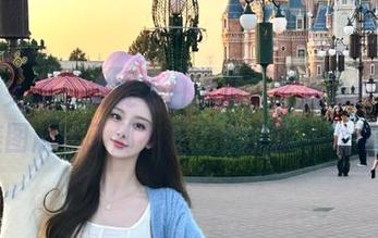 克拉女神 - 捕捉冬日温暖，芝月妹妹的高清美图展现了那不经意的恬静与优雅.txt