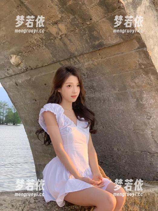 克拉女神 - 发现雅楠的私拍图集：那些让人心动的瞬间，都是她独特的小剧情！.txt-梦若依