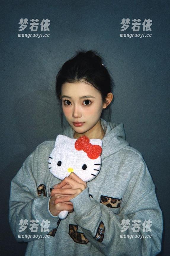 兔几盟 - 探索夏美酱的白裙美图，感受她作品中流露出的优雅与灵动之美！.txt-梦若依