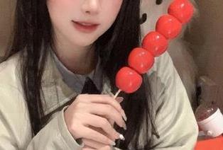 美丽泳装与忠犬相伴，兔玩映画精彩图集献上海边写真盛宴.txt