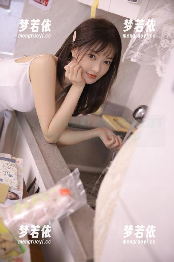 初夏女神 - 商场探秘：依依的邻家女孩写真定制作品展现真实瞬间.txt-梦若依