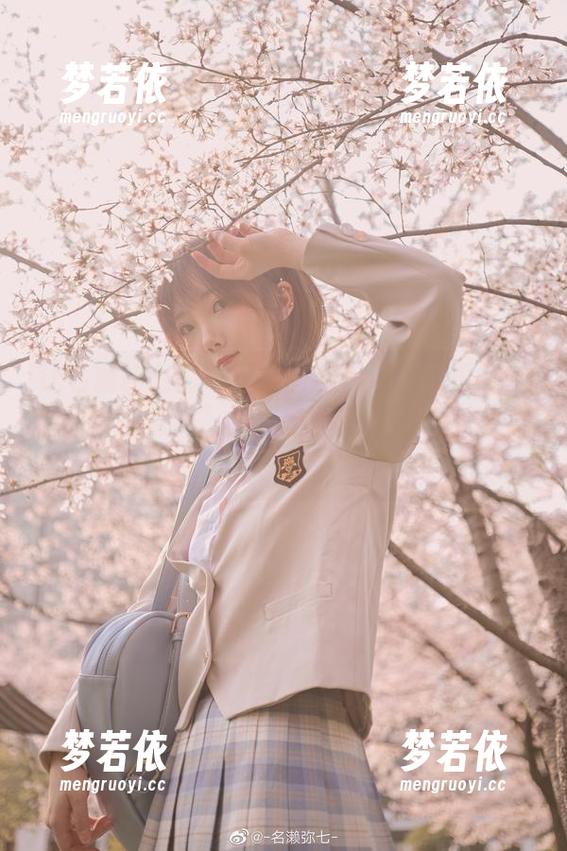 让名濑弥七的写真套图带你进入“没有吉他的吉他妹妹”的梦幻世界，心动不已！.txt-梦若依