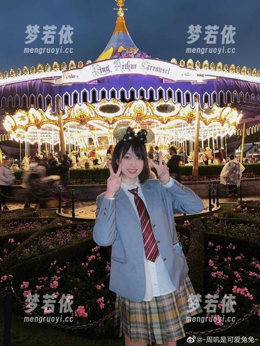 周叽是可爱兔兔温泉女友最新套图：泡汤也能拍出艺术的精彩瞬间！.txt-梦若依