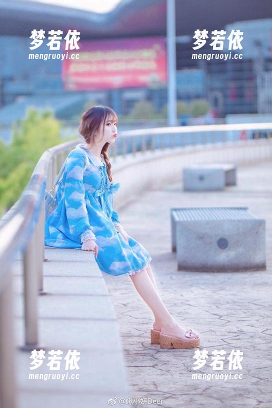 和啾小妍一起畅游泳池，写真合集最新更新带你领略魅力无穷！.txt-梦若依