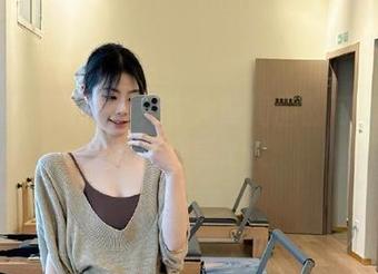 喵写真：黑丝少女在大熊周围的可爱写真图片分享.txt