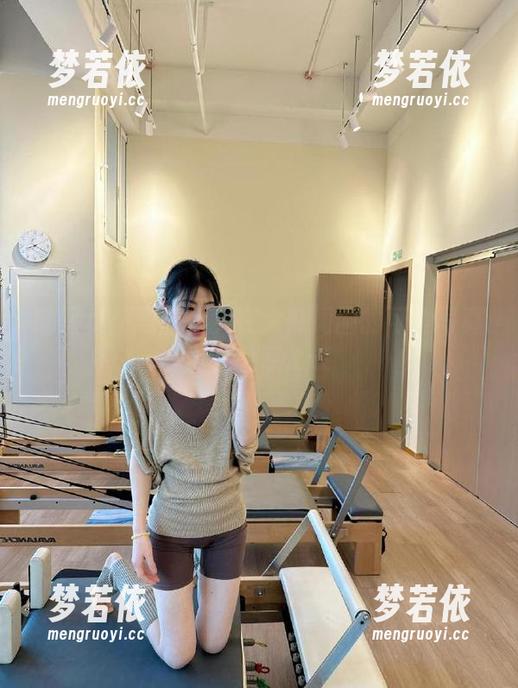 喵写真：黑丝少女在大熊周围的可爱写真图片分享.txt-梦若依