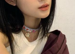 嗲囡囡 - 私房短裙图集：张俊佳演绎夏季风情，展现性感与俏皮并存.txt