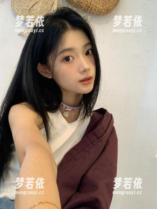 嗲囡囡 - 私房短裙图集：张俊佳演绎夏季风情，展现性感与俏皮并存.txt-梦若依