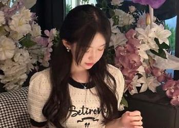 嗲囡囡 - 潘琳琳ber的旗袍福利写真，传递出东方女子的温柔与力量，别样的引人入胜.txt
