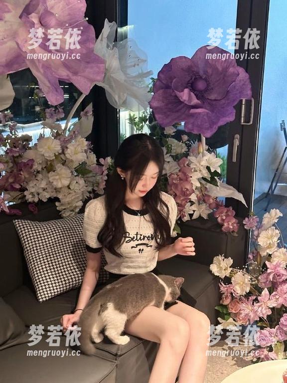 嗲囡囡 - 潘琳琳ber的旗袍福利写真，传递出东方女子的温柔与力量，别样的引人入胜.txt-梦若依
