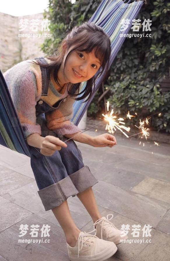 壹吻映画 - 圣诞特别企划，观看红红的唯美写真图片，尽显节日风情！.txt-梦若依