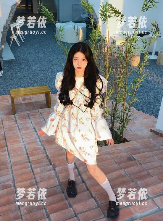 头条女神 - Coco独特泳装壁纸合集：展现个性风格与夏日活力，绝对不容错过！.txt-梦若依