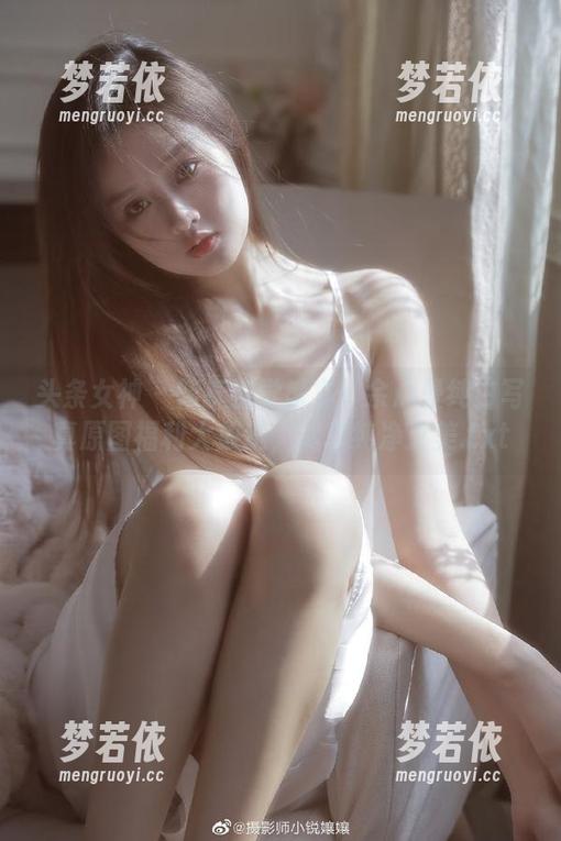 头条女神 - 畅享视觉盛宴：余心曼纯白写真原图福利大放送，尽享纯净之美.txt-梦若依