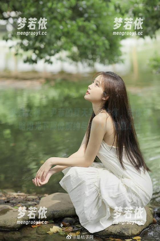 头条女神 - 尹菲的夏天写真全集，带你领略阳光下那份婉约与动人的气息.txt-梦若依